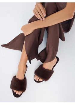 Mohito - Brązowe kapcie ze sztucznym futerkiem - ciemnobrązowy ze sklepu Mohito w kategorii Kapcie damskie - zdjęcie 187349010