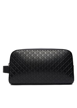 Kosmetyczka Calvin Klein Embossed Emblem Washbag LV04D1146G Czarny ze sklepu eobuwie.pl w kategorii Kosmetyczki - zdjęcie 187352311