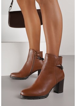 Brązowe Botki na Słupku z Ozdobnym Łańcuszkiem Thaliinara ze sklepu born2be.pl w kategorii Botki - zdjęcie 187353243