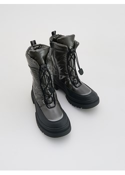 Reserved - Ocieplane śniegowce z wiązaniem - czarny ze sklepu Reserved w kategorii Buty zimowe dziecięce - zdjęcie 187354784