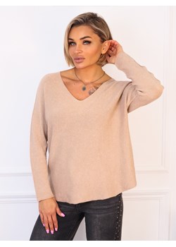 SWETER DZIANINOWY OVERSIZE Z DEKOLTEM W SEREK- BEŻOWY ze sklepu olika.com.pl w kategorii Swetry damskie - zdjęcie 187357322