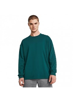 Męska bluza dresowa nierozpinana bez kaptura Under Armour UA HW Tonal Wordmark LS - zielona ze sklepu Sportstylestory.com w kategorii Bluzy męskie - zdjęcie 187358304