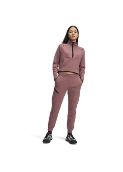 Damskie spodnie dresowe Under Armour UA Unstoppable Fleece - różowe ze sklepu Sportstylestory.com w kategorii Spodnie damskie - zdjęcie 187358613