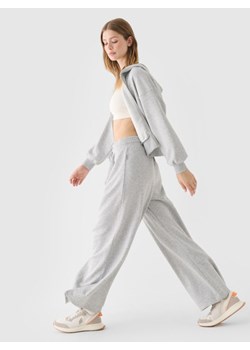 Damskie spodnie dresowe 4F 4FRSS24TTROF1334 - szare ze sklepu Sportstylestory.com w kategorii Spodnie damskie - zdjęcie 187358691