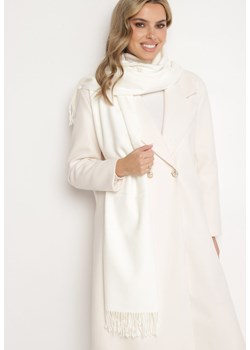 Biały Szalik z Bawełną i Wiskozą Ozdobiony Frędzlami Siadortia ze sklepu born2be.pl w kategorii Szaliki i chusty damskie - zdjęcie 187363364