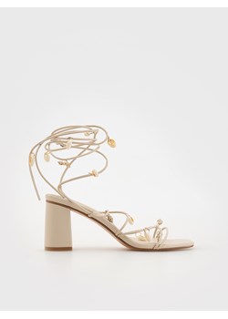 Reserved - Sandały z ozdobnymi muszelkami - kremowy ze sklepu Reserved w kategorii Sandały damskie - zdjęcie 187363844