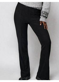 Sinsay - Dzianinowe spodnie flare z przeszyciami - czarny ze sklepu Sinsay w kategorii Spodnie damskie - zdjęcie 187364660