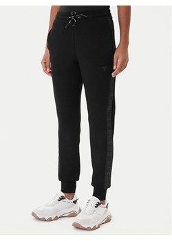 Guess Spodnie dresowe V2YB18 K7UW2 Czarny Regular Fit ze sklepu MODIVO w kategorii Spodnie damskie - zdjęcie 187365282