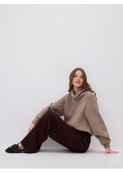 Reserved - Spodnie z paskiem - burgundowy ze sklepu Reserved w kategorii Spodnie damskie - zdjęcie 187369982