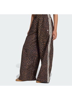 adidas Spodnie dresowe Leopard Firebird JW7302 Brązowy Wide Leg ze sklepu MODIVO w kategorii Spodnie damskie - zdjęcie 187370973