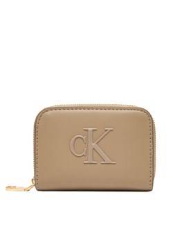 Calvin Klein Portfel Bold Ck Medium Zip Around LV04F1154G Beżowy ze sklepu MODIVO w kategorii Portfele damskie - zdjęcie 187379373