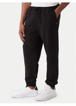 Tommy Hilfiger Spodnie dresowe Essential MW0MW37236 Czarny Regular Fit ze sklepu MODIVO w kategorii Spodnie męskie - zdjęcie 187379390