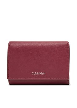 Calvin Klein Portfel Foil Logo Trifold W/ Zip Pocket LV04F1117G Różowy ze sklepu MODIVO w kategorii Portfele damskie - zdjęcie 187379463