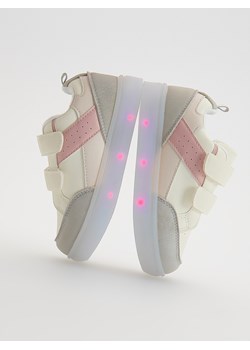 Reserved - Sneakersy ze świecącą podeszwą - złamana biel ze sklepu Reserved w kategorii Buty sportowe dziecięce - zdjęcie 187380654