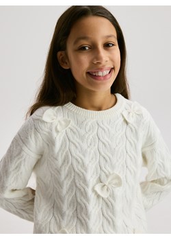 Reserved - Dzianinowy sweter z kokardami - złamana biel ze sklepu Reserved w kategorii Swetry dziewczęce - zdjęcie 187381350