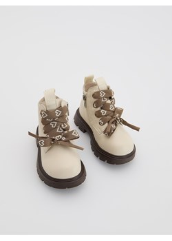 Reserved - Wiązane botki za kostkę - kremowy ze sklepu Reserved w kategorii Buty zimowe dziecięce - zdjęcie 187381444