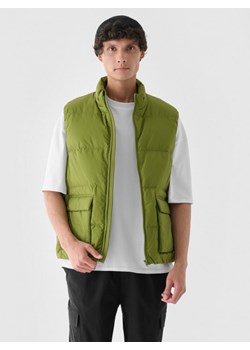 Męska kamizelka z puchem naturalnym Outhorn OTHWAW24TVESM161 - zielona ze sklepu Sportstylestory.com w kategorii Kamizelki męskie - zdjęcie 187384094