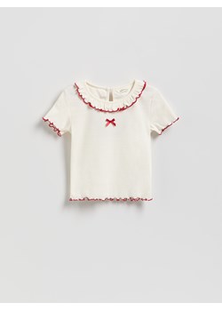Reserved - Prążkowana bluzka z falbanką - złamana biel ze sklepu Reserved w kategorii Bluzki dziewczęce - zdjęcie 187384793