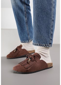 Brązowe Klapki Mule z Imitacji Zamszu Zdobione Koralikami i Frędzlami Elwedena ze sklepu born2be.pl w kategorii Klapki damskie - zdjęcie 187386382