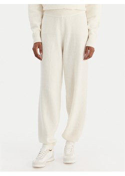 Calvin Klein Underwear Spodnie dresowe LV00QS7569 Écru Regular Fit ze sklepu MODIVO w kategorii Spodnie damskie - zdjęcie 187393052