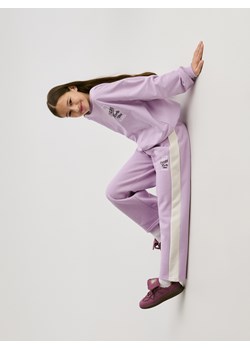 Reserved - Spodnie dresowe z lampasami - lawendowy ze sklepu Reserved w kategorii Spodnie dziewczęce - zdjęcie 187394673