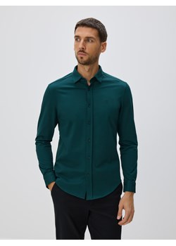 Reserved - Gładka koszula slim fit - ciemnozielony ze sklepu Reserved w kategorii Koszule męskie - zdjęcie 187395340