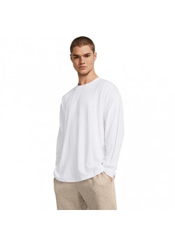 Męska bluza dresowa nierozpinana bez kaptura Under Armour UA HW Tonal Wordmark LS - biała ze sklepu Sportstylestory.com w kategorii Bluzy męskie - zdjęcie 187475014