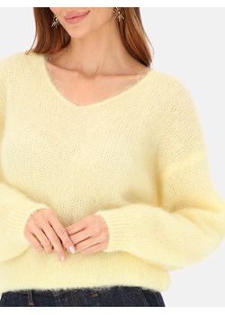 Miękki żółty sweter z dekoltem w serek z moherem L'AF Della ze sklepu Eye For Fashion w kategorii Swetry damskie - zdjęcie 187478170