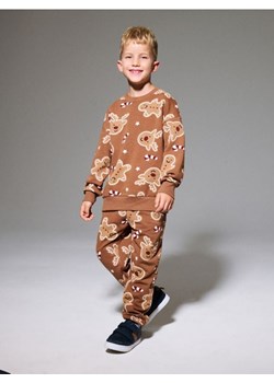 Sinsay - Spodnie jogger z motywem świątecznym - brązowy ze sklepu Sinsay w kategorii Spodnie chłopięce - zdjęcie 187479284