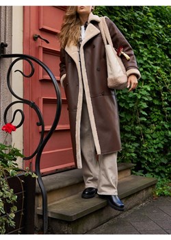 Sinsay - Długi płaszcz z imitacji skóry - brązowy ze sklepu Sinsay w kategorii Płaszcze damskie - zdjęcie 187482564