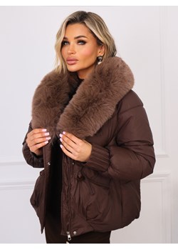 KURTKA ZIMOWA ZAPINANA NA ZAMEK I GUZIKI Z FUTERKIEM- CZEKOLADOWA ze sklepu olika.com.pl w kategorii Kurtki damskie - zdjęcie 187483953