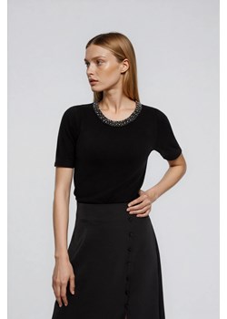 Sweter z ozdobnym dekoltem czarny ze sklepu Moodo.pl w kategorii Swetry damskie - zdjęcie 187485963