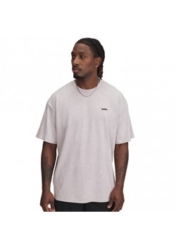 Męski t-shirt z nadrukiem Under Armour UA M Hw Os Logo Wash Ss -  beżowy ze sklepu Sportstylestory.com w kategorii T-shirty męskie - zdjęcie 187490013