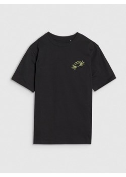 Chłopięcy t-shirt z nadrukiem 4F 4FJWSS25TTSHM1914 - czarny ze sklepu Sportstylestory.com w kategorii T-shirty chłopięce - zdjęcie 187490034