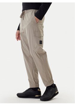 BOSS Spodnie materiałowe T_Urbanex-Cargolight 50508339 Zielony Tapered Fit ze sklepu MODIVO w kategorii Spodnie męskie - zdjęcie 187490624