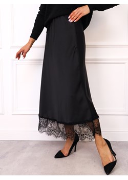 SPÓDNICA SATYNOWA MAXI ZAKOŃCZONA KORONKĄ- CZARNA ze sklepu olika.com.pl w kategorii Spódnice - zdjęcie 187495464