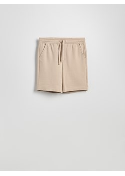 Reserved - Dresowe szorty regular fit - beżowy ze sklepu Reserved w kategorii Spodenki męskie - zdjęcie 187496914