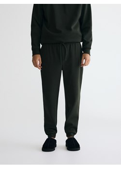 Reserved - Spodnie dresowe regular fit - ciemnozielony ze sklepu Reserved w kategorii Spodnie męskie - zdjęcie 187497200