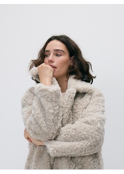 Reserved - Płaszcz z imitacji baranka - beżowy ze sklepu Reserved w kategorii Płaszcze damskie - zdjęcie 187497641