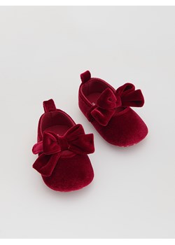 Reserved - Welurowe baleriny z kokardką - bordowy ze sklepu Reserved w kategorii Buciki niemowlęce - zdjęcie 187499760