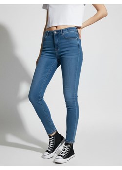 Sinsay - Jeansy skinny mid waist - niebieski ze sklepu Sinsay w kategorii Jeansy damskie - zdjęcie 187500433