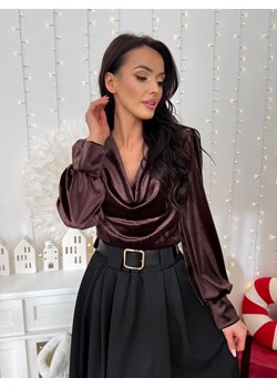 Czekoladowa Welurowa Bluzka z Lejącym Dekoltem ze sklepu ModnaKiecka.pl w kategorii Bluzki damskie - zdjęcie 187501153
