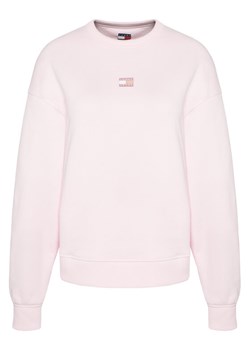 Tommy Jeans Bluza Badge DW0DW17325 Różowy Regular Fit ze sklepu MODIVO w kategorii Bluzy damskie - zdjęcie 187506223