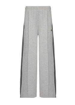 adidas Spodnie dresowe adicolor Spacer 3-Stripes JV7497 Zielony Wide Leg ze sklepu MODIVO w kategorii Spodnie damskie - zdjęcie 187506232