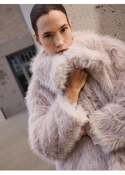 Reserved - Krótki płaszcz ze sztucznego futerka - jasnoszary ze sklepu Reserved w kategorii Płaszcze damskie - zdjęcie 187506901