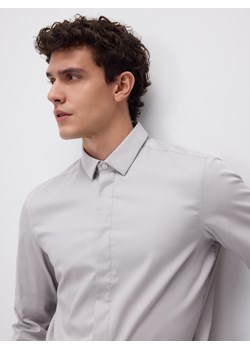 Reserved - Gładka koszula super slim fit - beżowy ze sklepu Reserved w kategorii Koszule męskie - zdjęcie 187507553