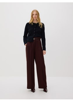 Reserved - Spodnie z paskiem - burgundowy ze sklepu Reserved w kategorii Spodnie damskie - zdjęcie 187507783