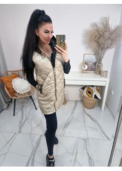 pikowana kamizelka bezrękawnik areta z kapturem i złotymi cyrkoniami – beżowa ze sklepu STYLOWO w kategorii Kamizelki damskie - zdjęcie 187511004