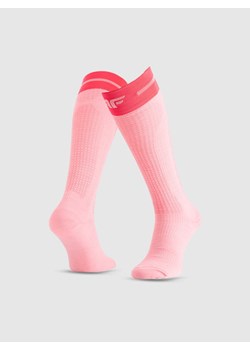 Damskie skarpety narciarskie 4F 4FRAW25UFSOF277 - różowe ze sklepu Sportstylestory.com w kategorii Skarpetki damskie - zdjęcie 187513952