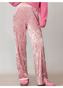 Sinsay - Spodnie wide leg z gniecionego weluru - różowy ze sklepu Sinsay w kategorii Spodnie damskie - zdjęcie 187515203